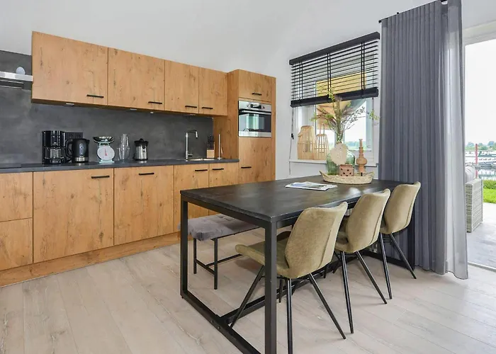 Vakantiehuis Lovely In With View *